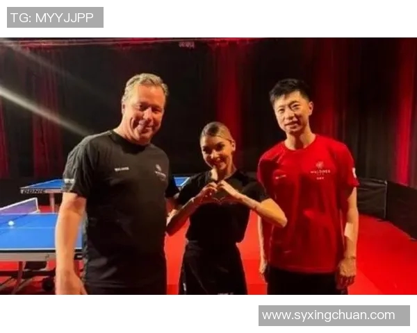 马龙与足球明星亲密合影展现运动员友谊与激情的瞬间